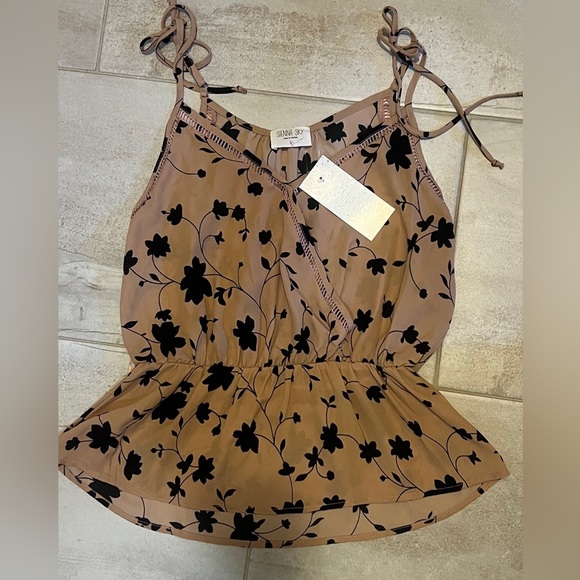 Sleeveless blouse with peplum waist. - Picture 1 of 3